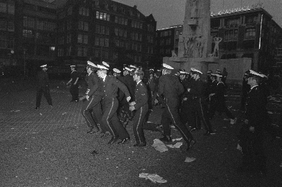 Mariniers ontdoen de Dam van slapers
